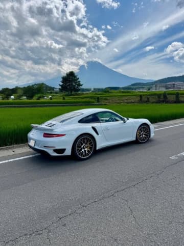 日本一ダンディな77歳か！？笹野高史、愛車ポルシェの絵になりすぎる一枚に「ターボいいですね〜」とファンも唸る！