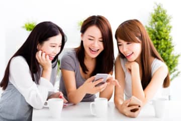 Z世代の飲食店選びはSNSが主流に！ グルメサイト離れと「リアル重視」の実態