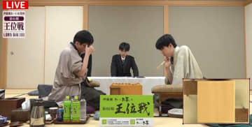 「変な人が入ってきた！」藤井聡太王位VS永瀬拓矢九段の対戦中に“意外なゲスト”の姿 ファンもビックリの「珍事件」「めっちゃ見てるねw」