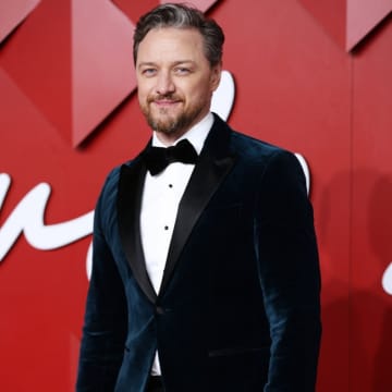 ジェームズ・マカヴォイ、トロントのバーでパンチされる！？