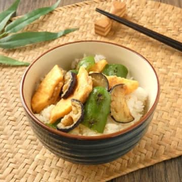 お肉の代わりにお弁当用冷凍オムレツ！「冷凍オムレツとナスの味噌炒め丼」
