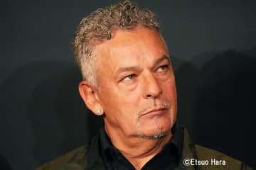 伝説のイタリア代表GKがワイン樽で熟成、名門ユベントスの“サードユニ”が話題！オシャレでクールな黒ブドウ柄に｢最高だろ｣