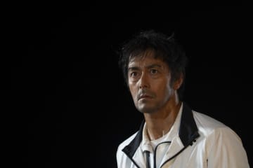 阿部寛　パンツ一丁でがけを降りるアクション　真冬の撮影に「心細かった」　「俺ではない炎上」場面写真