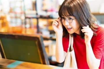「Zoff」vs「JINS」：上場来高値更新中の2社、株価が割安なのはどっち？