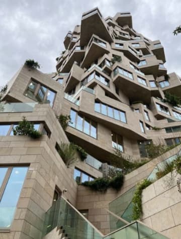 【謎の建築物】投稿主「またまたヤバいところに来た。」まるで積み木のような建築物に「ここはどこ？」と関心の声集まる