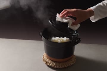 無印良品が「レンジで温め直せる 萬古焼 ごはん鍋」を発売。米がよりおいしく手軽に炊ける！
