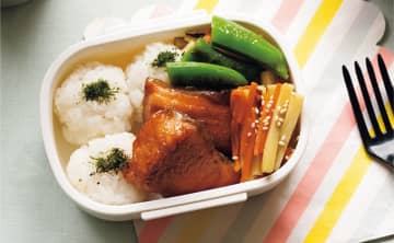 「鮭とスナップエンドウの照り焼き弁当」ワタナベマキさんの、フライパン1つで2品同時に作るお弁当レシピ