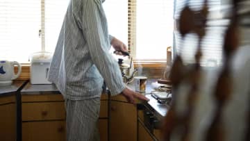 「人生やり直せると思っていた…」年金月28万円・退職金2,000万円。離婚を機に〈孤独老人〉と化した元会社員