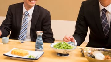 手取り月28万円、休日はYouTubeとコンビニ飯…一流大卒・37歳が同窓会で味わった〈圧倒的な敗北感〉
