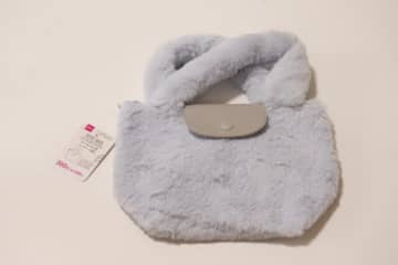 ダイソーで買ったとは思えない♡ずっと触ってたくなる極ふわ感！高見えミニバッグ