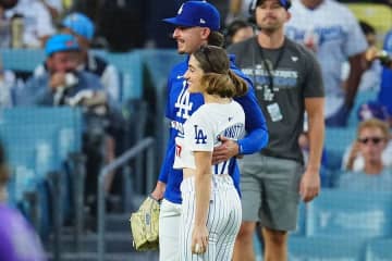 米美人女優がド軍戦始球式　大谷ボブルヘッドデーに登場…へそ出しユニ姿で一投、場内歓声