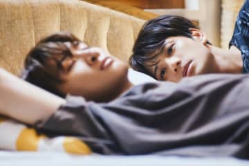 『（LOVE SONG）』ベッドで眠る向井康二を見つめる森崎ウィンが切ない　新場面写真解禁