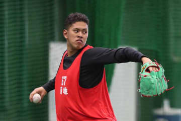 広島に現れた200cm右腕「衝撃の18歳」「遠近感バグる」　威圧感しかない115kgボディの脅威