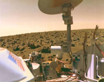 「バイキング2号」打ち上げから50年　火星の朝の霜や着陸地をカラーで捉えた探査機