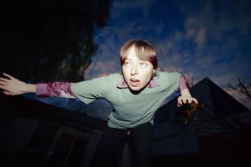 ステラ・ドネリー、さまざまな結末を描いた楽曲を収録する新作アルバム『ラヴ・アンド・フォーチュン』を発表