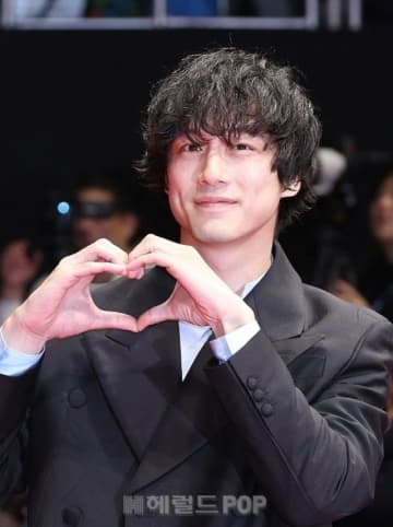 俳優坂口健太郎、3歳年上女性と同棲説…韓国でも報道