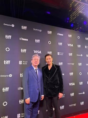 巨匠も絶賛!! イ・ビョンホン、ユーモアとキャリアで輝いたトロント国際映画祭特別功労賞受賞