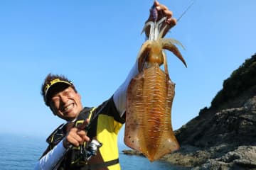 11月のエギングはキロクラスに期待大！ 「晩秋アオリイカ」の釣り方・エギを池内修次が解説!!
