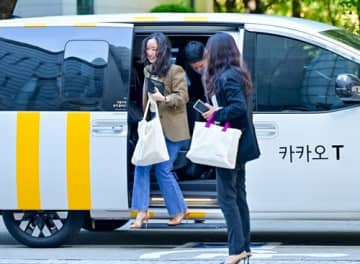 【独自写真】“NewJeansの母”ミン・ヒジン氏が公の場に登場　HYBEとの裁判に出廷、報道陣には無言の笑顔