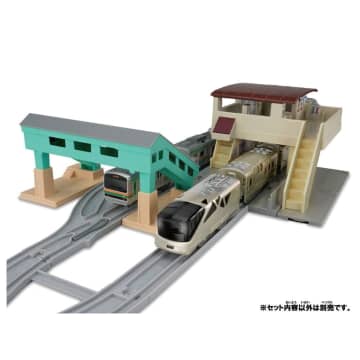 駅の情景を再現！　「プラレール 橋上駅舎と跨線橋キット」、9月27日発売