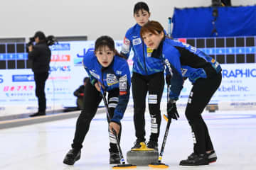 初戦の激闘を制したロコ・ソラーレが開幕２連勝！ SC軽井沢クラブを４連続スチールで圧倒、13-４の快勝劇【カーリング代表決定戦】