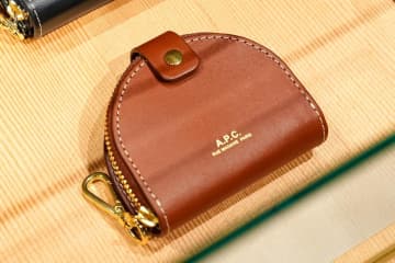 A.P.C.“半円形”コインケースやふっくらロゴ刺繍ニットなど、新ショップのニュウマン高輪店限定で