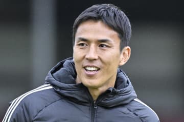 就任1年！日本代表・長谷部誠コーチの有名ファッション誌モデル妻、“ふわふわパーマ風ヘア”の近影に反響｢一気に秋の雰囲気｣｢ふわふわあーりー新鮮｣