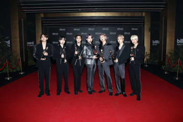 BTS、「Dynamite」が自身初のYouTube20億再生を突破したMVに