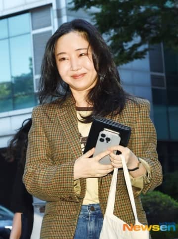 【PHOTO】ミン・ヒジン、久しぶりに報道陣の前に…HYBEとの裁判控え笑顔も