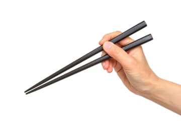 箸渡しがマナー違反とされる本当の理由とは？日本の食事におけるタブーを解説