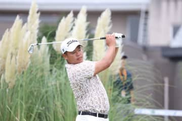 照屋佑唯智が「62」で4打リードの単独首位浮上　トップ合格の出利葉太一郎、18歳の丸尾怜央は5位で最終日へ