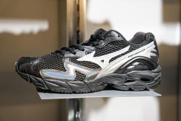ミズノショップニュウマン高輪、ブラック＆シルバーの限定色スニーカー「ウェーブライダー 10」