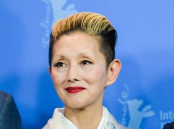 夏木マリ、アルマーニとの思い出ツーショットを投稿。ファッションに「かっこいい」と反響