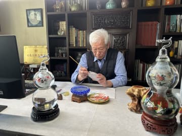 瓶の中に広がる絵、3世代がつなぐ「内画」の伝統　中国山東省淄博市