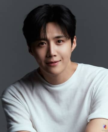 キム・ソンホ、日本原作の演劇「秘密通路」出演が決定…1人多役に挑戦