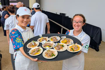 どんな味？ 万博オーストラリア館「焼きそば」を無料配布、初日にぎわう