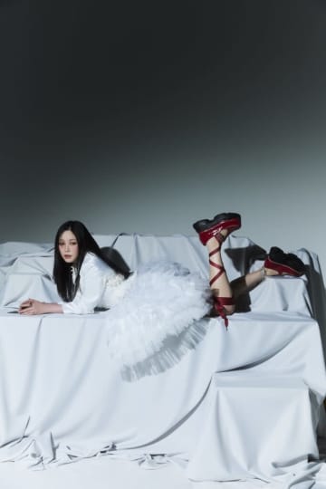 鷲尾伶菜、レーベル移籍後初のミニアルバム『freivor』発売決定。Zeppツアー開催決定も