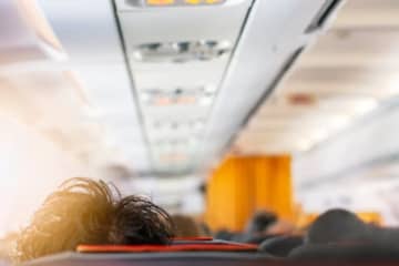 飛行機でモニターが使えない…→前の乗客の"座り方"に「無自覚なだけかも」「CAに任せる」