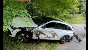 タンクローリーが突然Uターンし衝突…はずみで車が茂みに突っ込む　2人が軽いケガ　運送会社「警察を通してやり取り」