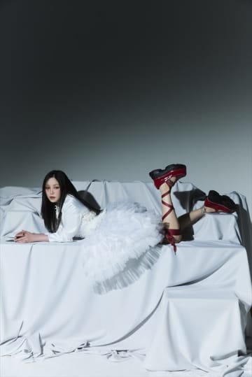 鷲尾伶菜、レーベル移籍後初となるミニアルバム『freivor』リリース　全国Zeppツアー開催も