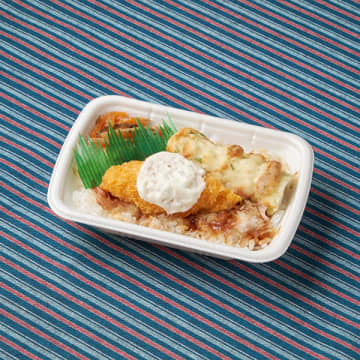 白身魚フライ、ちくわ磯辺揚げ、金平ごぼうなどを盛り合わせて税込298円の小容量のお弁当! ファミリーマートが「白身フライごはん」を発売