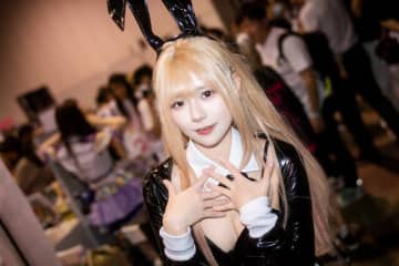 【コスプレ】「着せ恋」喜多川海夢のバニーガールがキュート！エナメル×編みタイツでスラリとした美脚が光る【写真7枚】
