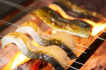 和食居酒屋「それがし」“初オールデイ営業”の新店舗が高輪に - 炭火焼魚＆御膳、スイーツを堪能