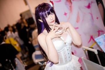 【コスプレ】スラリと伸びた手足がミニスカドレスに映えすぎ！『NIKKE』ミハラのクールな微笑みに涼を感じる【写真6枚】