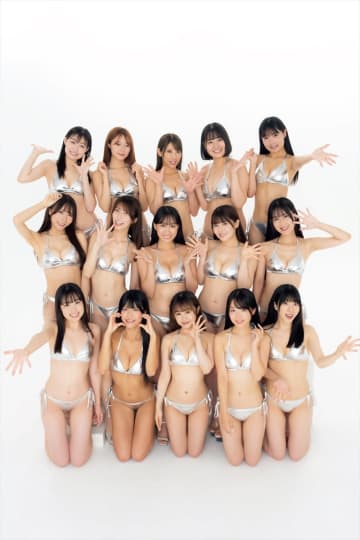 「ミスFLASH2026」ファイナリストがシルバービキニ姿で美ボディ競演