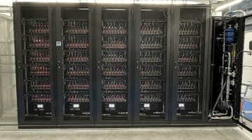 PFN、IIJ、JAISTの3者、直接水冷方式の高密度AIサーバーとハイブリッド冷却データセンターによるAI計算基盤技術の実証実験を実施