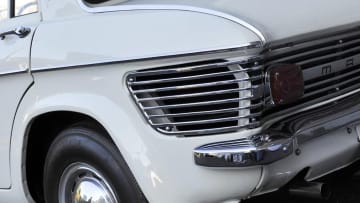 斬新「超絶スタイリング」「”本物の“自動車の音がする」贅沢すぎるメカニズムも装備したマツダ キャロル（初代）