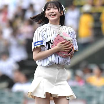 「まじ可愛すぎた！」甲子園登場の人気アイドルが魅せた“まさかの始球式”が話題！「球児が舞い降りたわ」「綺麗なフォームやったけど...」