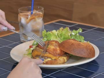 【なんば】朝も晩もおしゃれに過ごせる「BAKE & Cafe Bar UNREAL」が道頓堀沿いにオープン