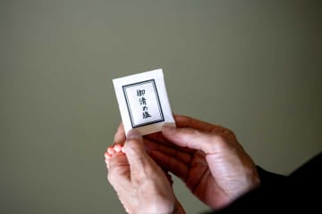 いまさら聞けない葬儀後の「お清めの塩」の正しい使い方　「基本マナー」を葬儀社が解説